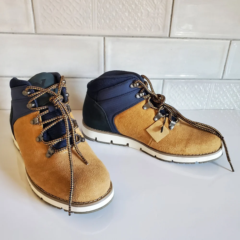 NWT Territory 10.5 Gorpcore Hiking Sport Boulder Flat Heel Lace-Up Leather Boots